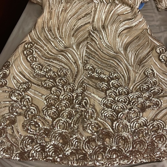 Beautiful Gold Sequins Form Fitting Size Small. - Picture 12 of 12
